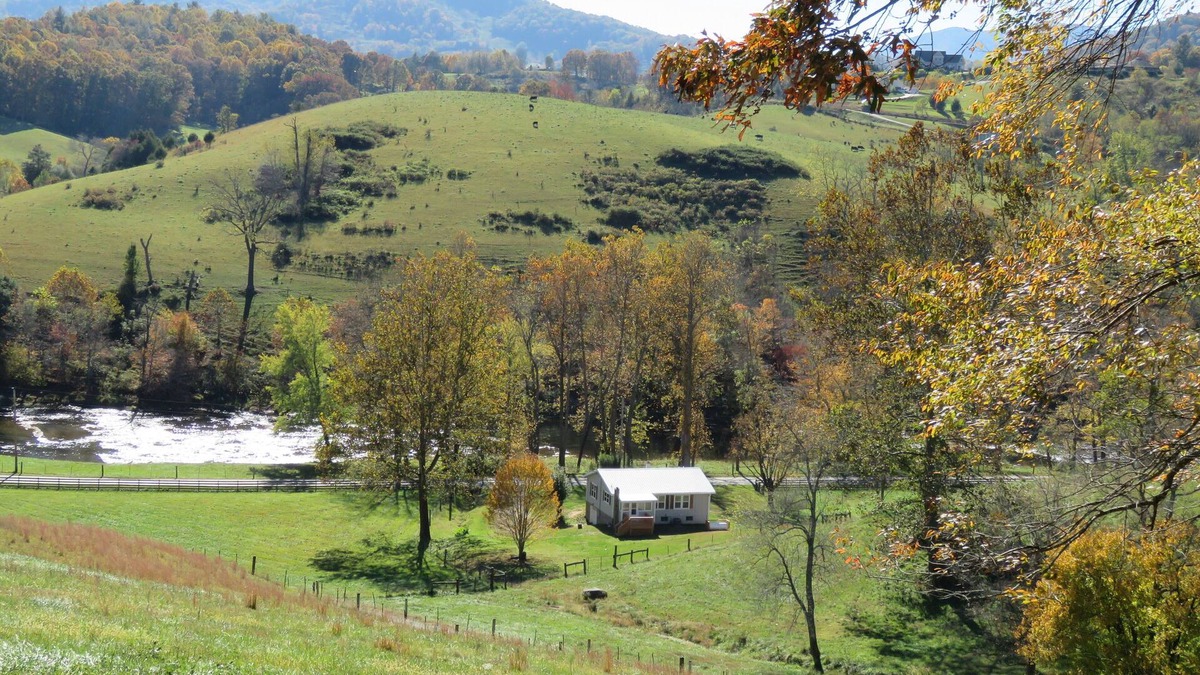 Clyde Cottage | Romantic cottage, pet friendly, stunning views of Smoky mtns. & Pigeon River.