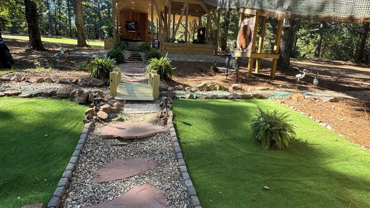 Lonoke Cabin | Romantic couples getaway in the treetops.