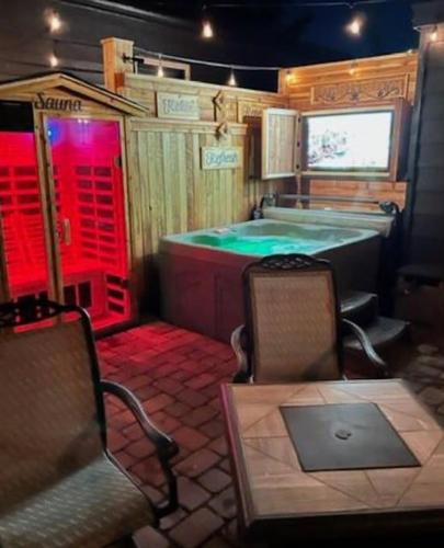 Reno House | Romantic Couples Retreat - Tahoe Room