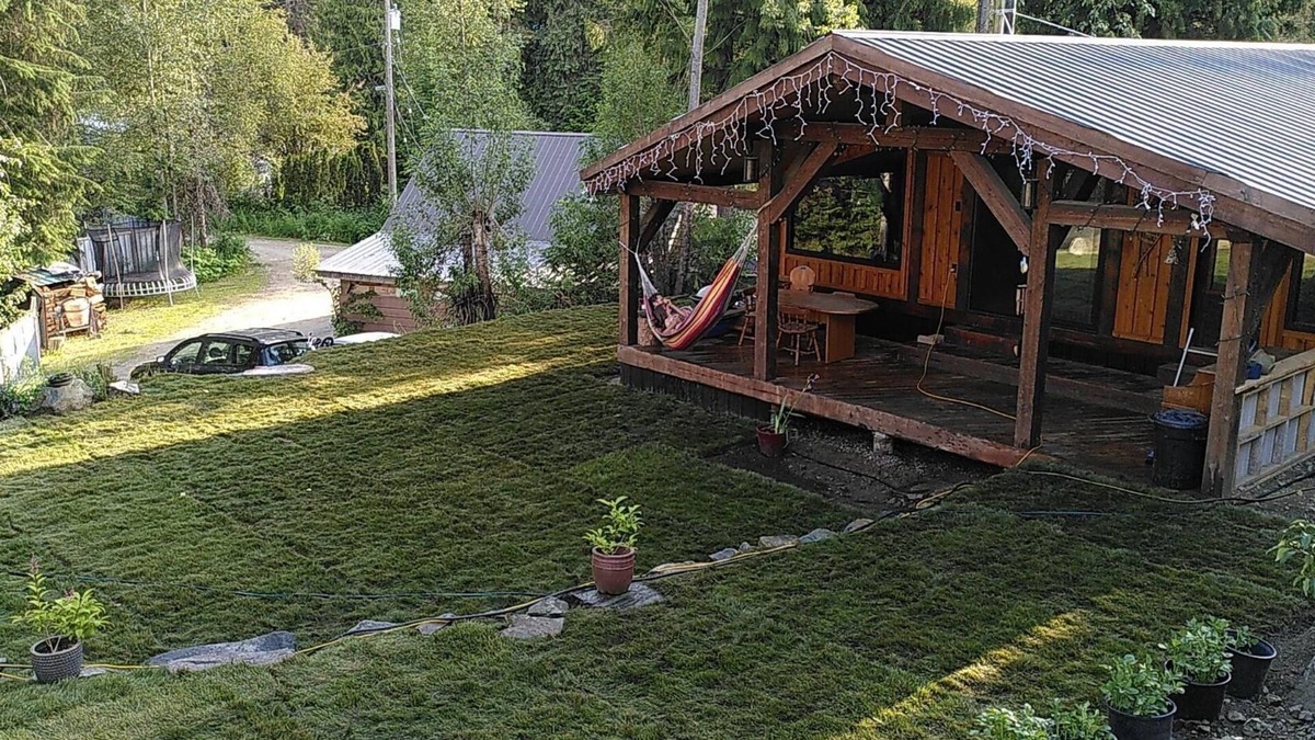 Ymir House | Romantic cozy house with hot tub and sauna!
