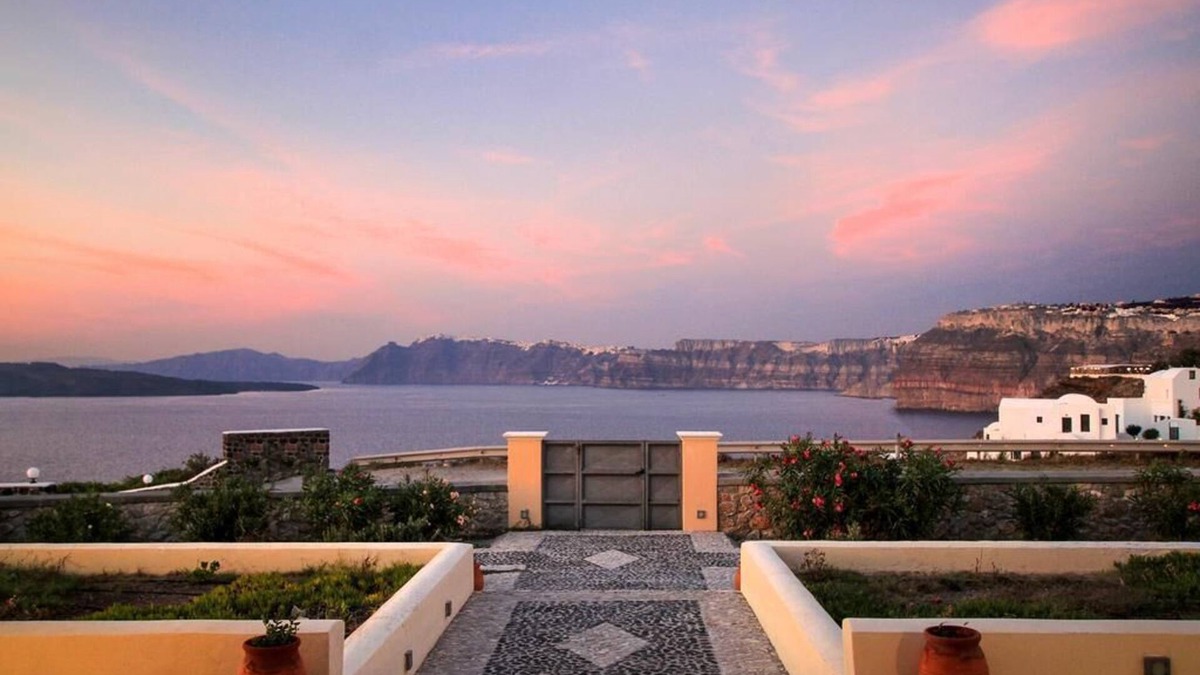 Akrotiri Villa | Romantic Cycladic mansion with a Caldera view, private swimming pool & Jaccuzi
