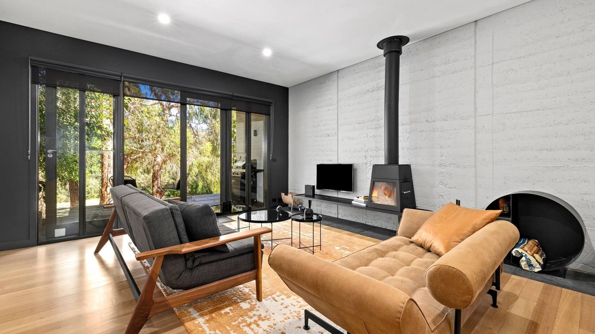 Daylesford Villa | Romantic Daylesford Waterfront: Fireplace, King Bed, Spa
