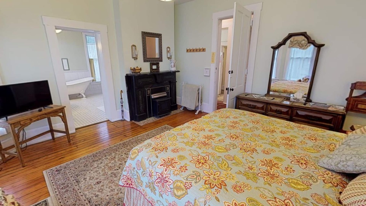 Nelsonville Bed & Breakfast | Romantic Dogwood Room, Clawfoot Bathtub in Historic Hyde House, Hocking Hills