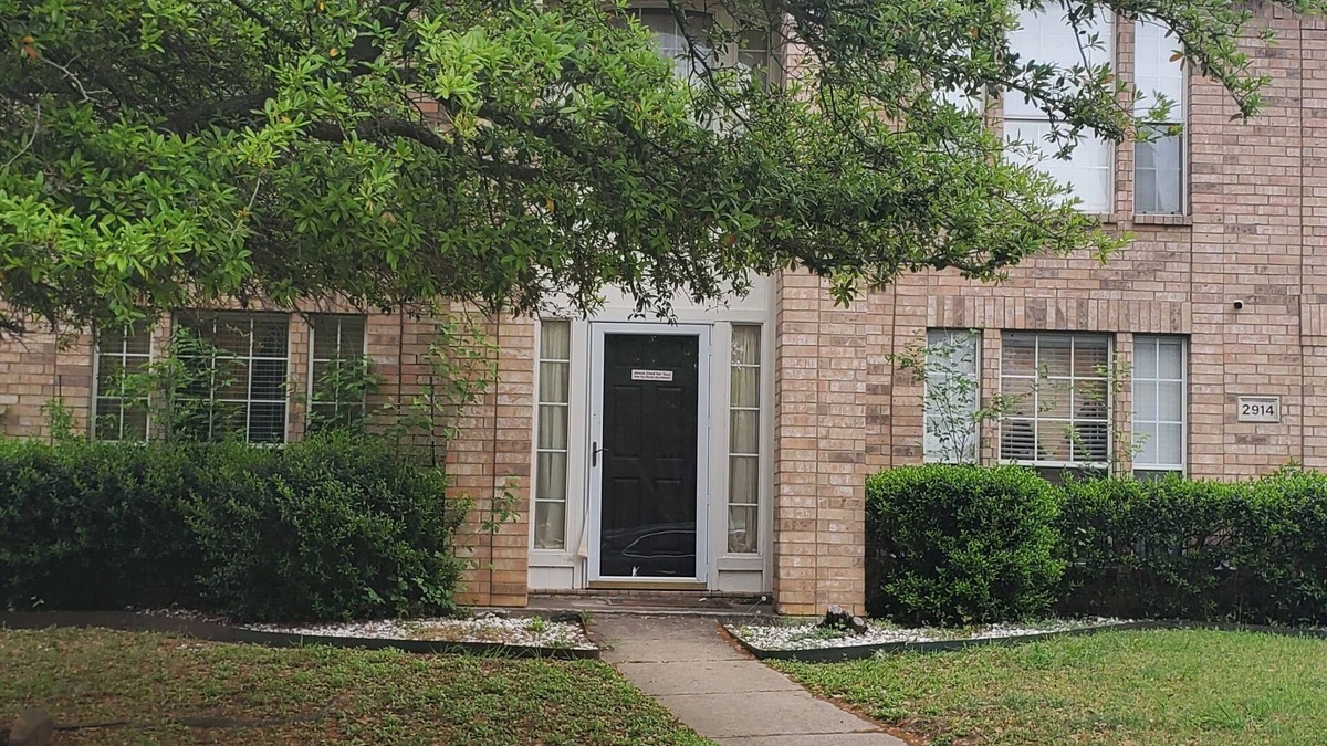 Mesquite House | Romantic double family home with spacious ready set barbecue backyard in Dalllas