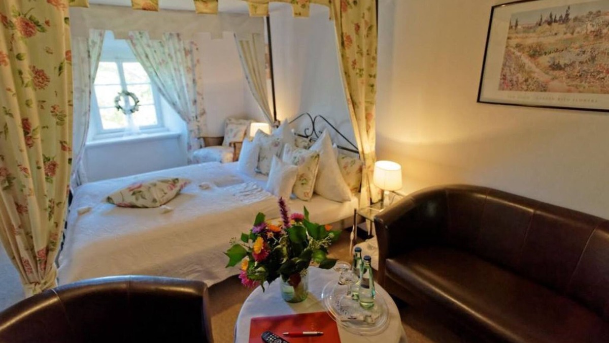 Kronenburg House | Romantic double room - Burghaus and Villa Kronenburg