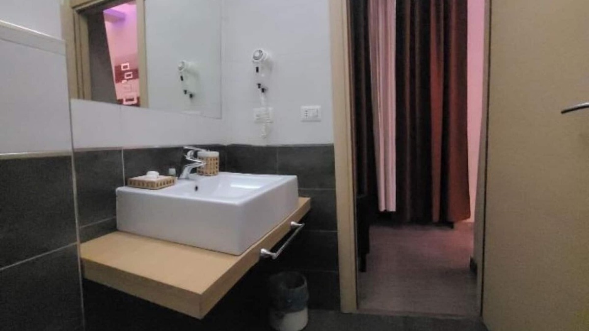 Rione III Colonna House | RomAntic Dreams Sistina Guest House: King Superior Room