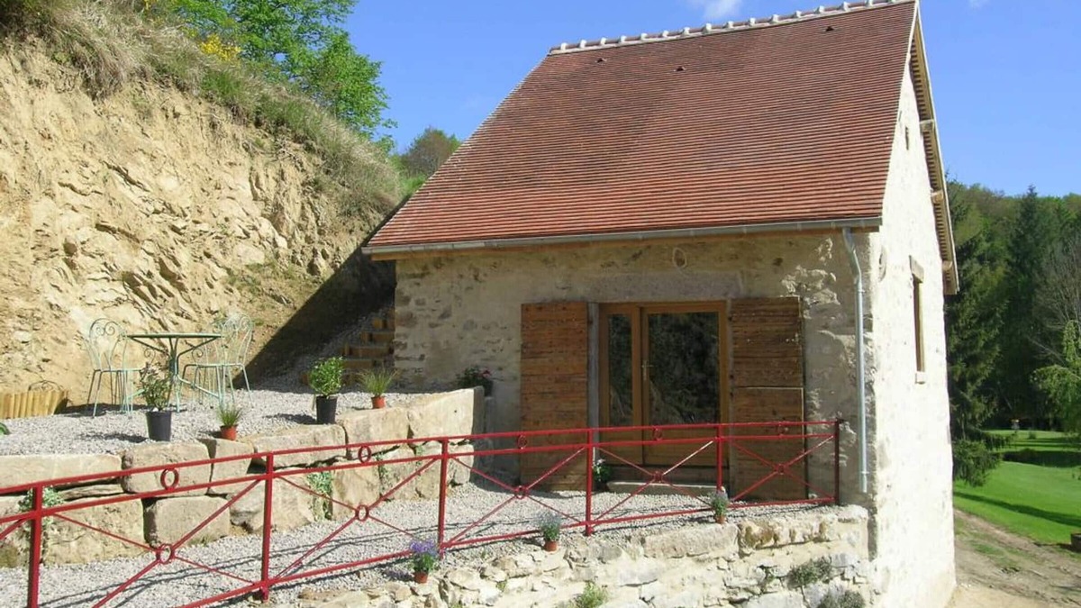 Vernusse Cottage | Romantic Duplex Cottage with Pool, Sauna, and Scenic Views