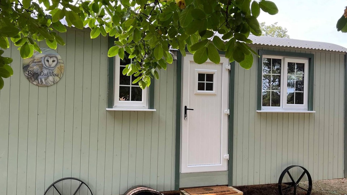 Irstead Apartment | Romantic Ensuite Shepherd's with Countryside views