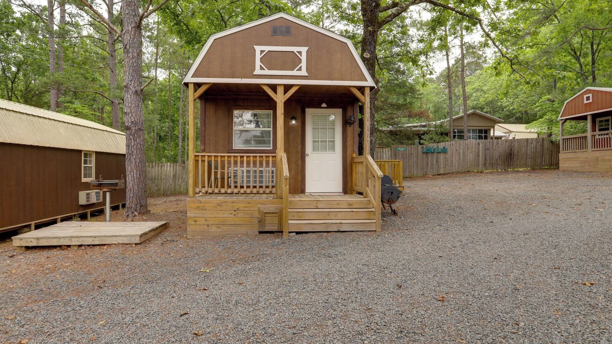 Greers Ferry Apartment | Romantic Escape in Greers Ferry < 1 Mi to Lake