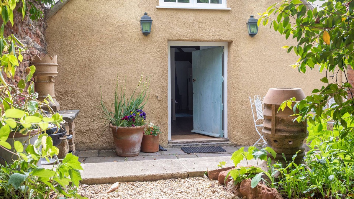 Belluton Apartment | Romantic Farmhouse Apartment nr Bath and Bristol with hot tub