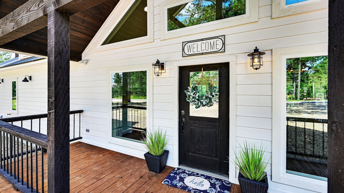 Broken Bow Cabin | Romantic farmhouse cabin🌲Large mural🌲Huge swaying pines🌲King bed🌲 HOT TUB