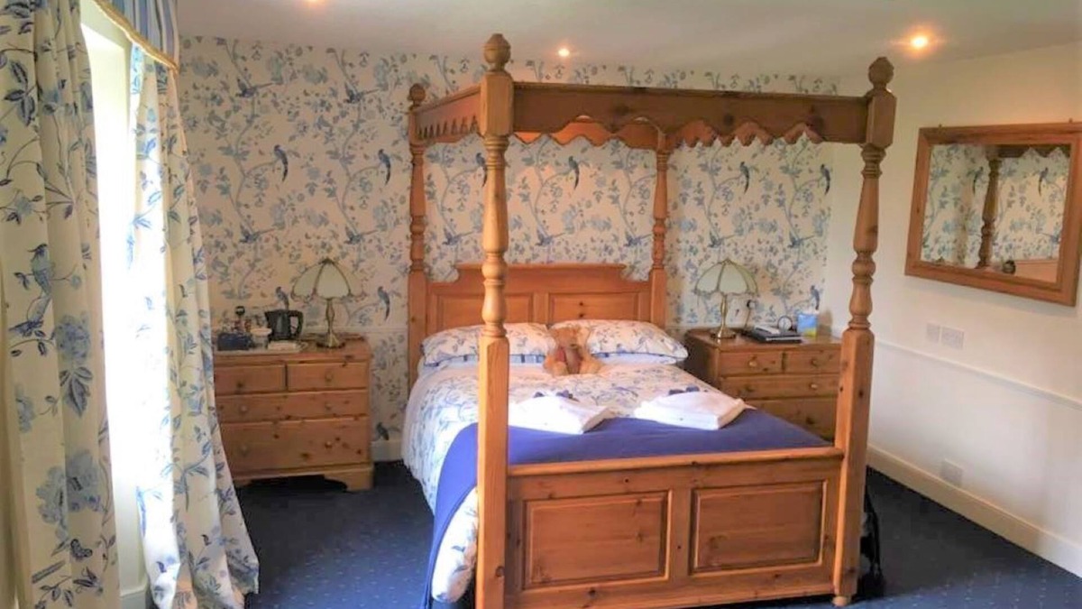 Lower Godney Bed & Breakfast | Romantic Four Poster Bed Room on Somerset Levels