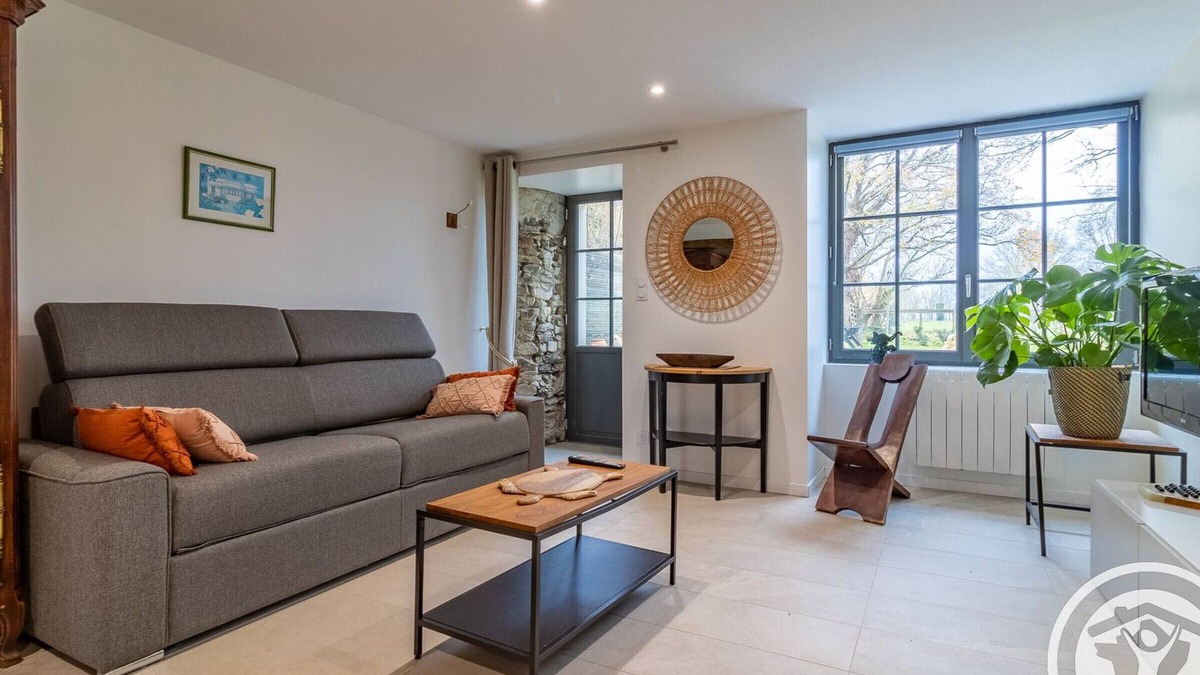 Rochefort-sur-Loire Cottage | Romantic Getaway: Modern Cottage Amid Loire Vineyards with Terrace, BBQ, and Nature Trails