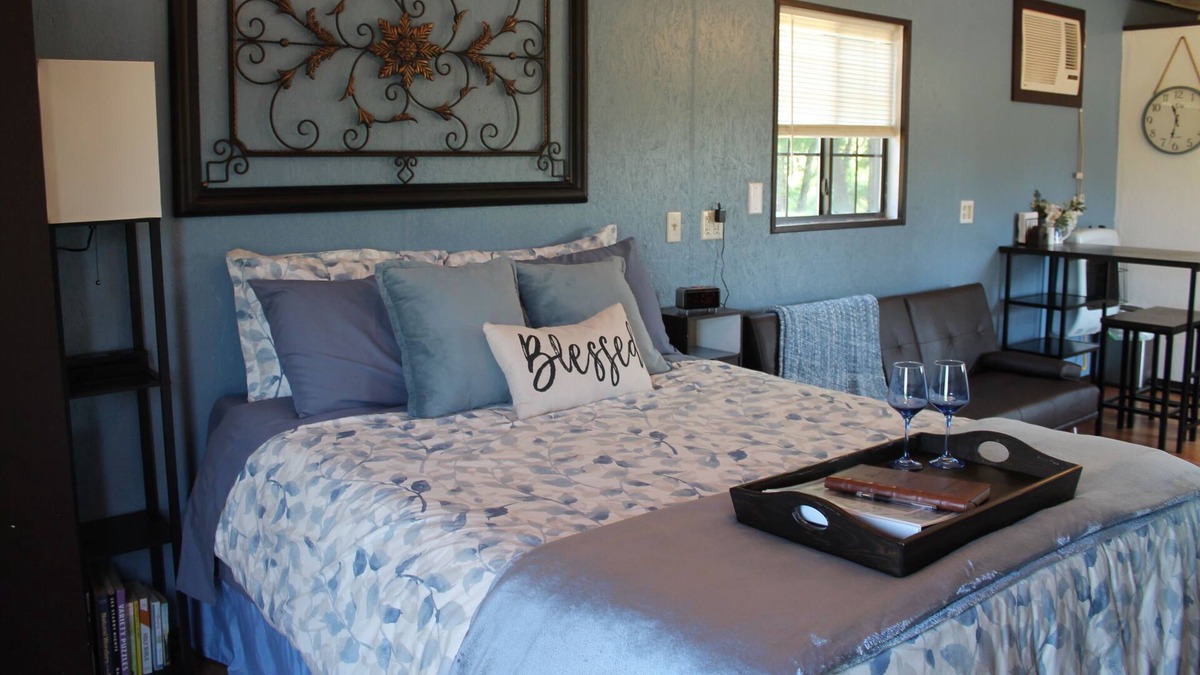 Camargo Cabin | Romantic Getaway in Cozy Cabin - Hot tub