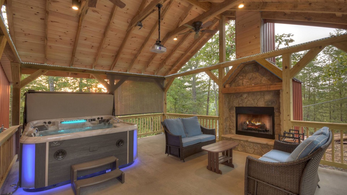 Blue Ridge Cabin | Romantic Getaway, King Bed, privateHOT TUB,Outdoor Fireplace, 1Min to downtown