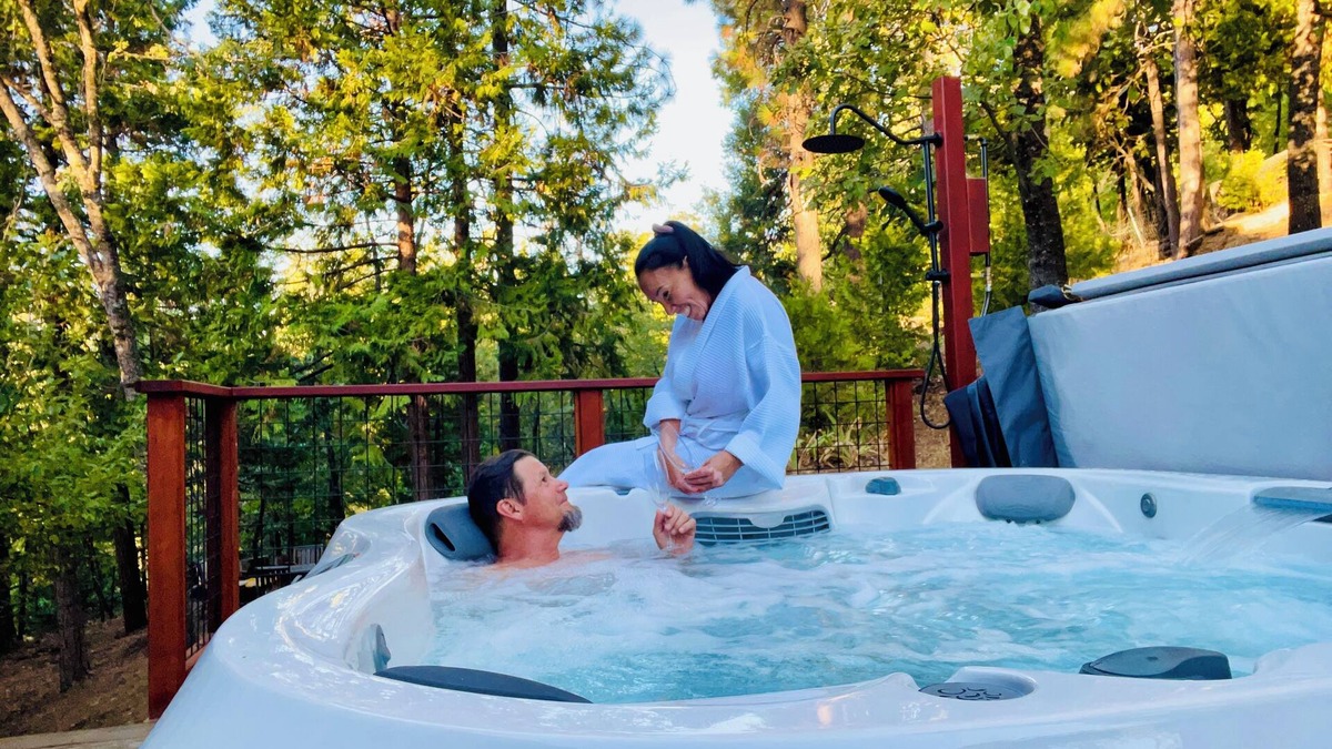 Arnold House | Romantic Getaway Near Lakes + Private Hot Tub
