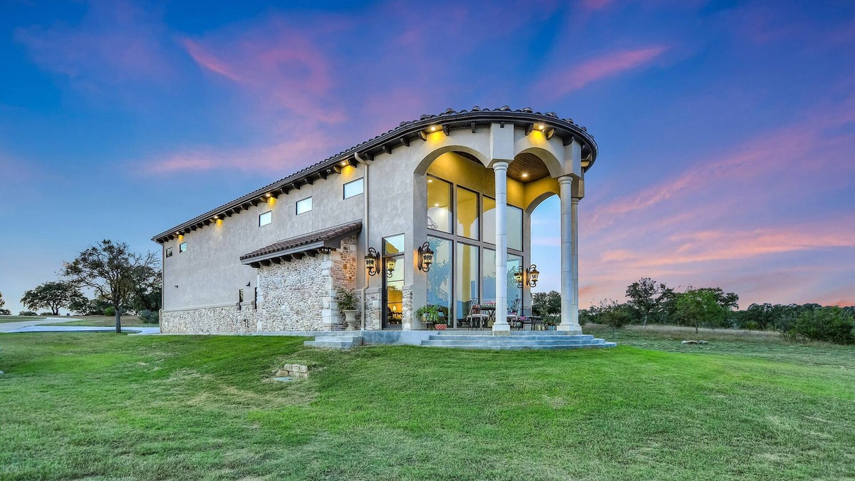 Spicewood Villa | Romantic getaway! Or bring the family to tour the Texas Hill Country!