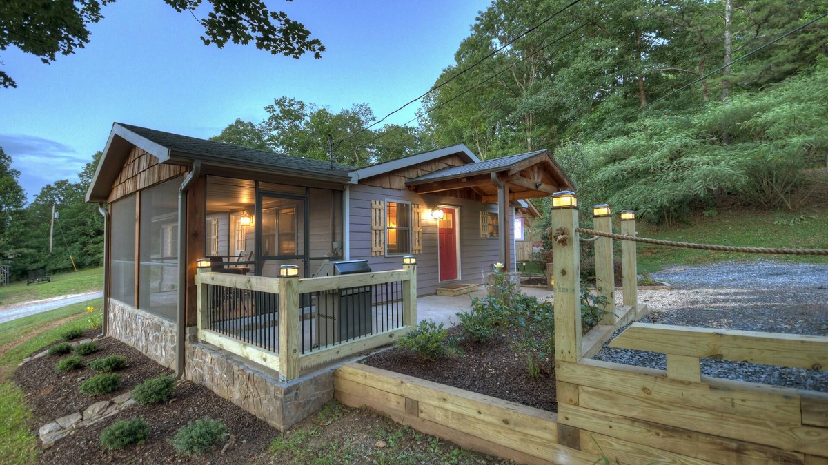 Blue Ridge Cabin | Romantic getaway, Outdoor MOVIES, fireplace,Hot Tub, KING BED, 1mile Downtown