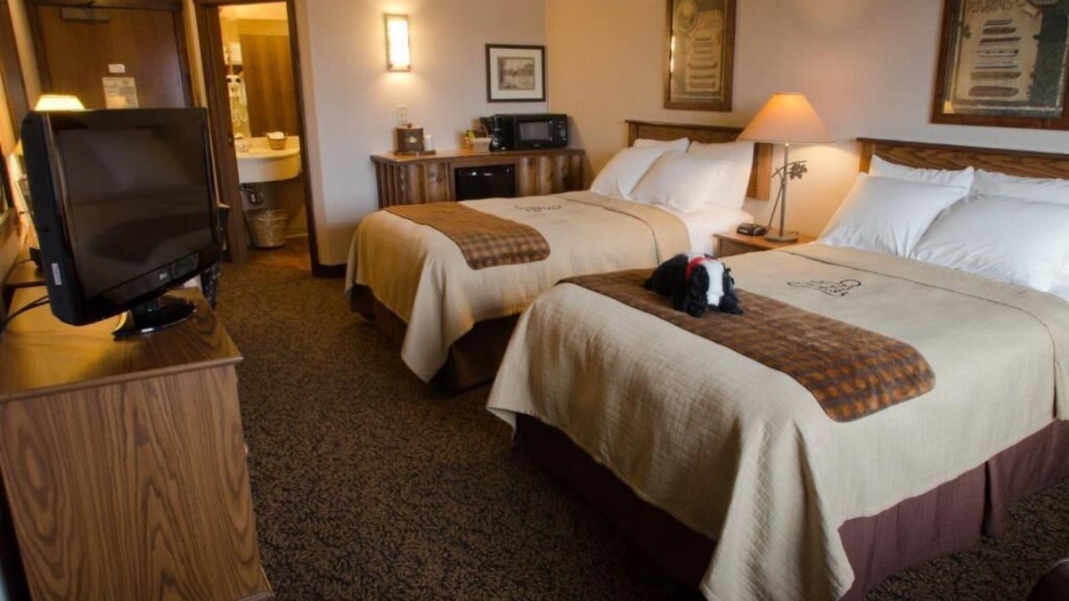 Onalaska Hotel | Romantic Getaway Spot: Whirlpool, Outdoor Patio & Nature Views
