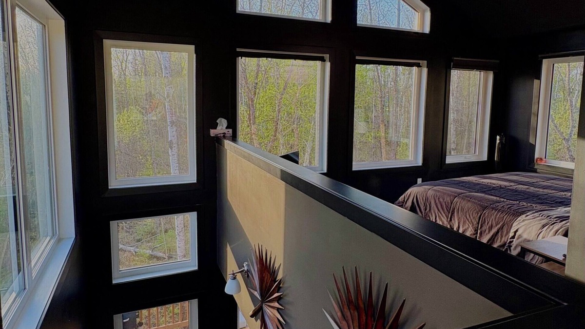 Lac du Bonnet Cabin | Romantic Getaway, Tiny High-Rise Cabin