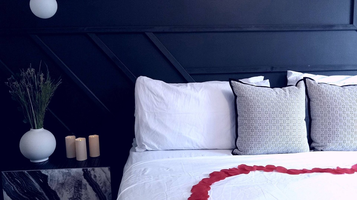 South Holland House | Romantic Getaway with Red Room, Swing & Love Dungeon