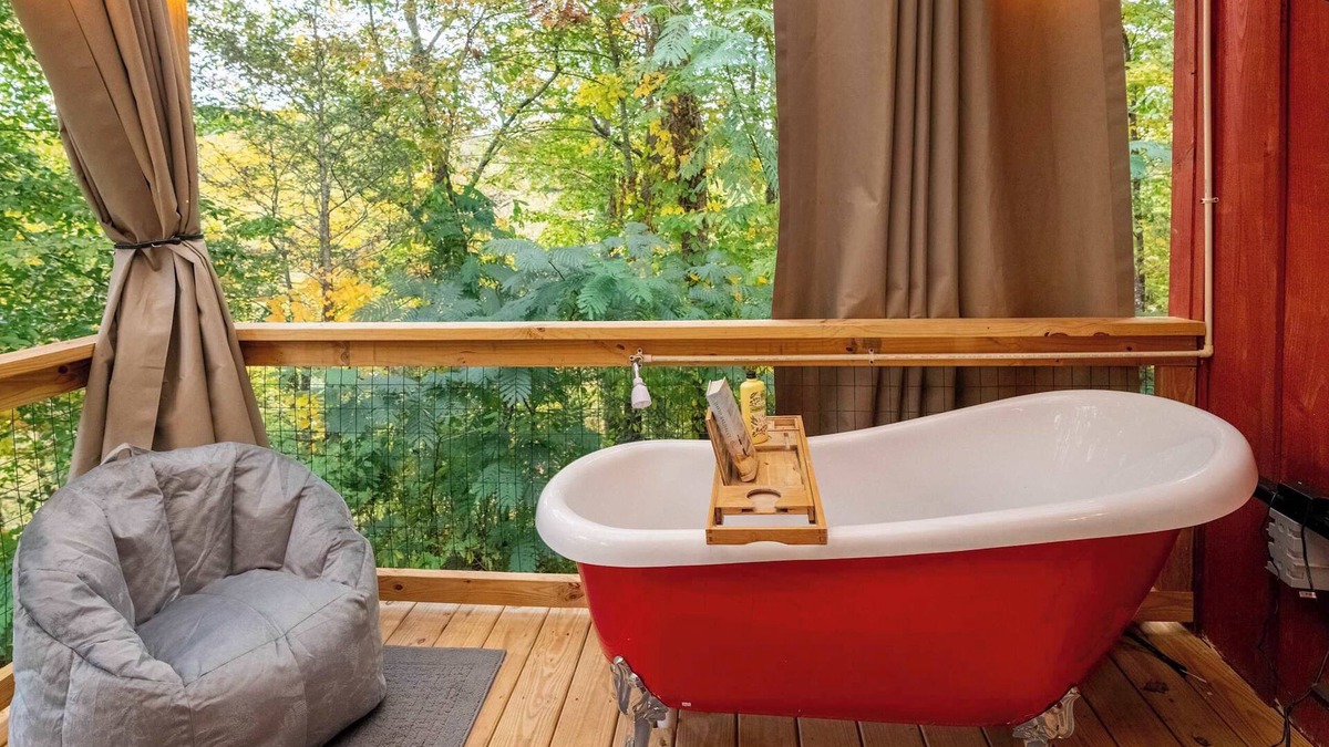 Cosby Cabin | Romantic getaway w/outdoor soaking tub