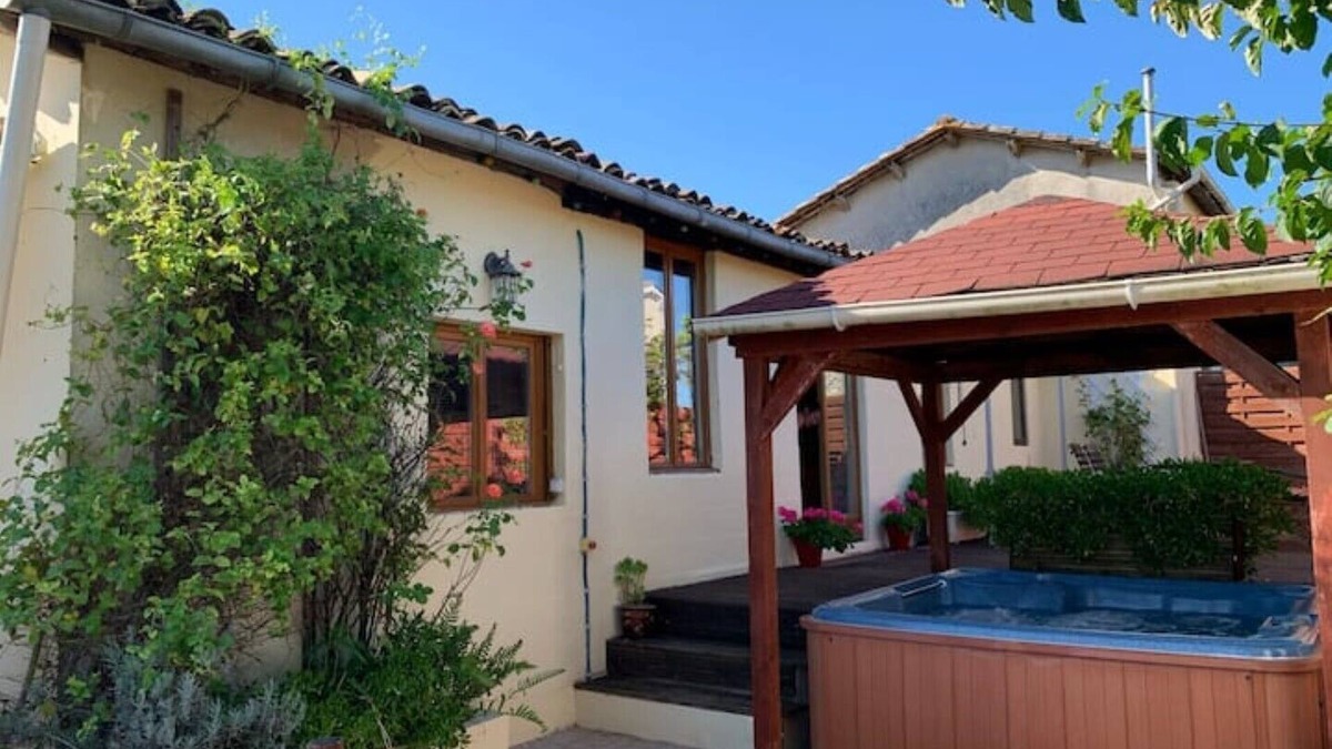 Chatenet House | Romantic Gite-pool, hottub+sauna, wine tasting. Views down the Seugne valley