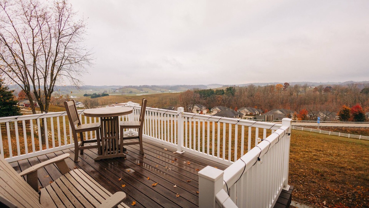 Walnut Creek Apartment | Romantic Golden Valley Cottage | View of Amish Countryside + Walk to Amish Eats