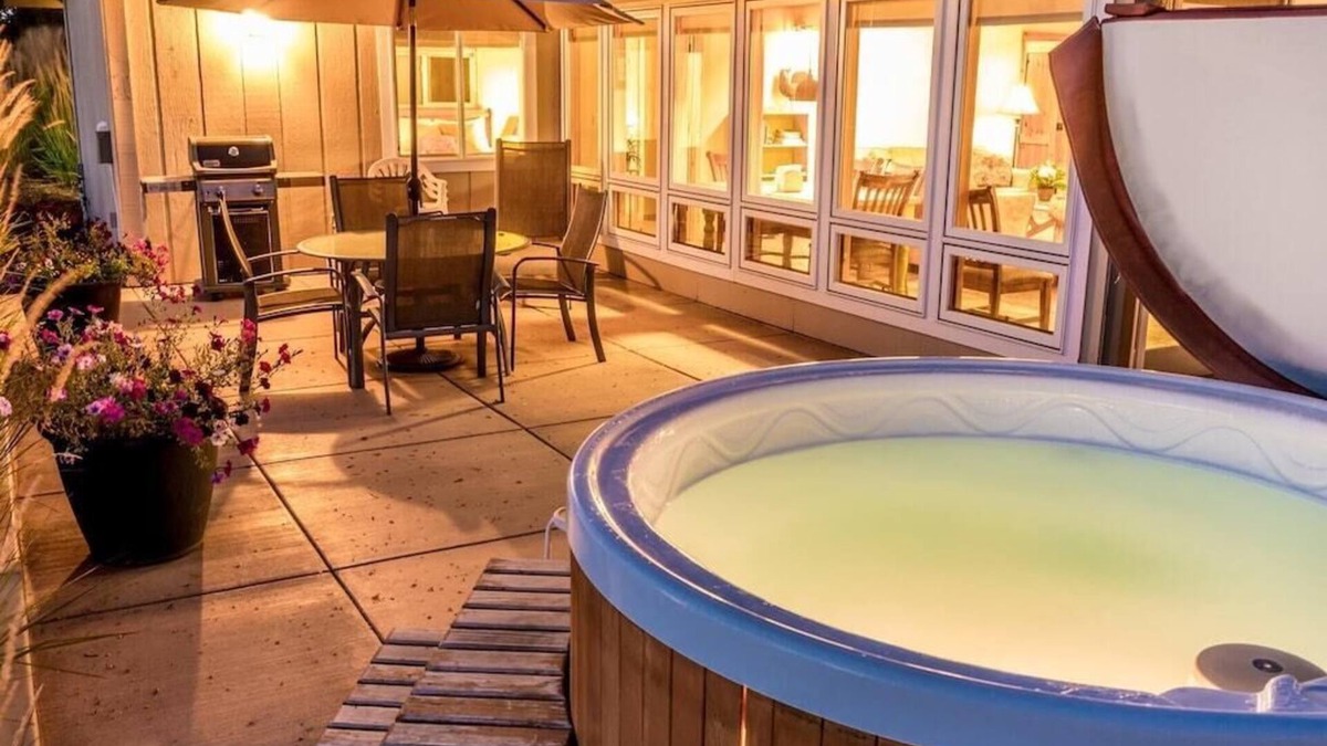 Bend House | Romantic Guest House on 20 acres - Hot tub, Wildlife, Amazing Pool, Tennis Court
