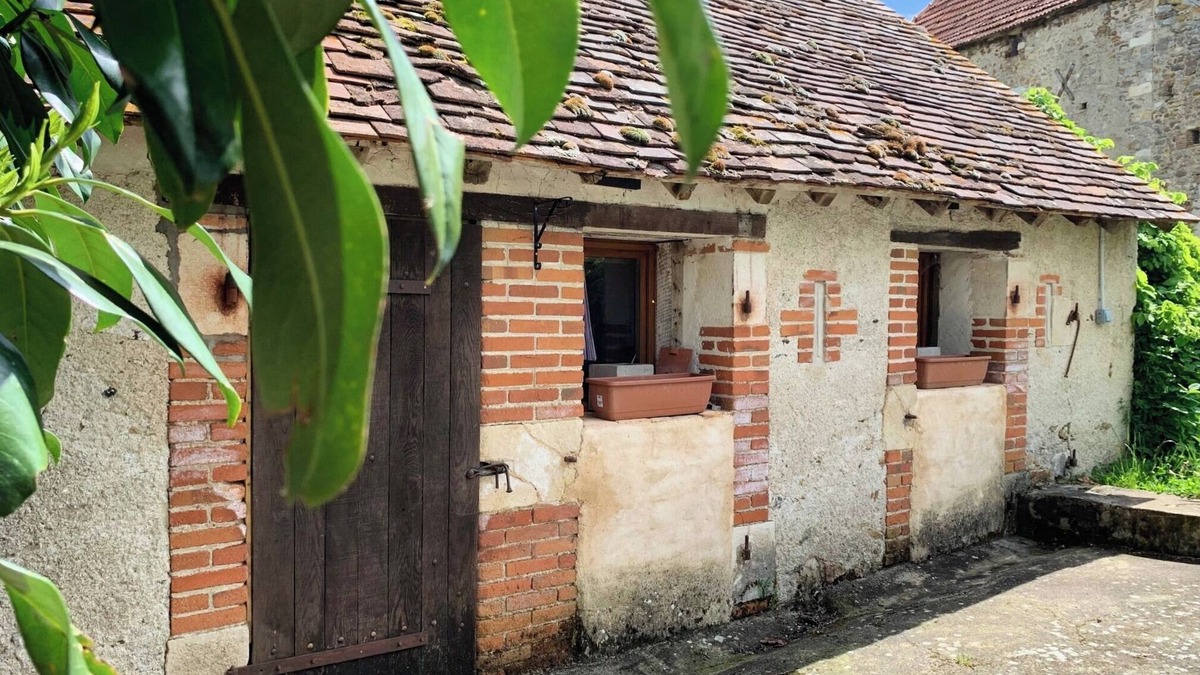 Brigueil-le-Chantre Apartment | Romantic hideaway for 2 by a Medieval Chateau with pool