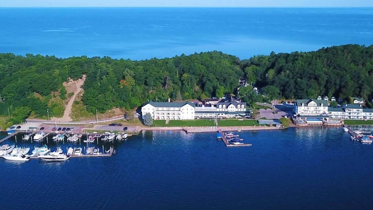 Onekama Apartment | Romantic Hideaway – 2 kayaks included, Stroll to Lake Michigan