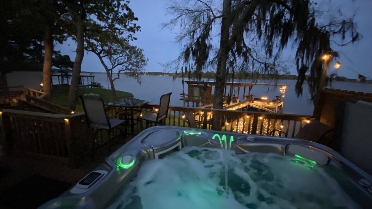 Trinity House | Romantic Hideaway Lakefront Retreat Fireside Lounge, Spa, Swimming and Kayaks!