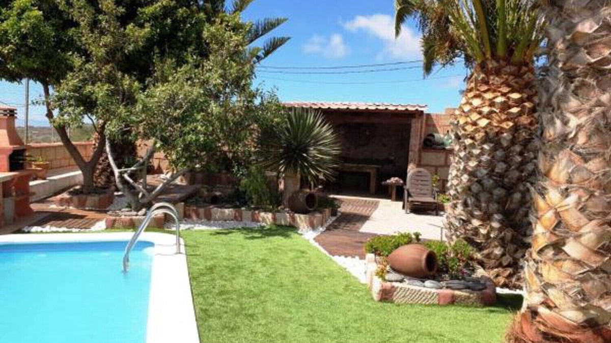 Arico Cottage | Romantic, historic country house with tropical garden