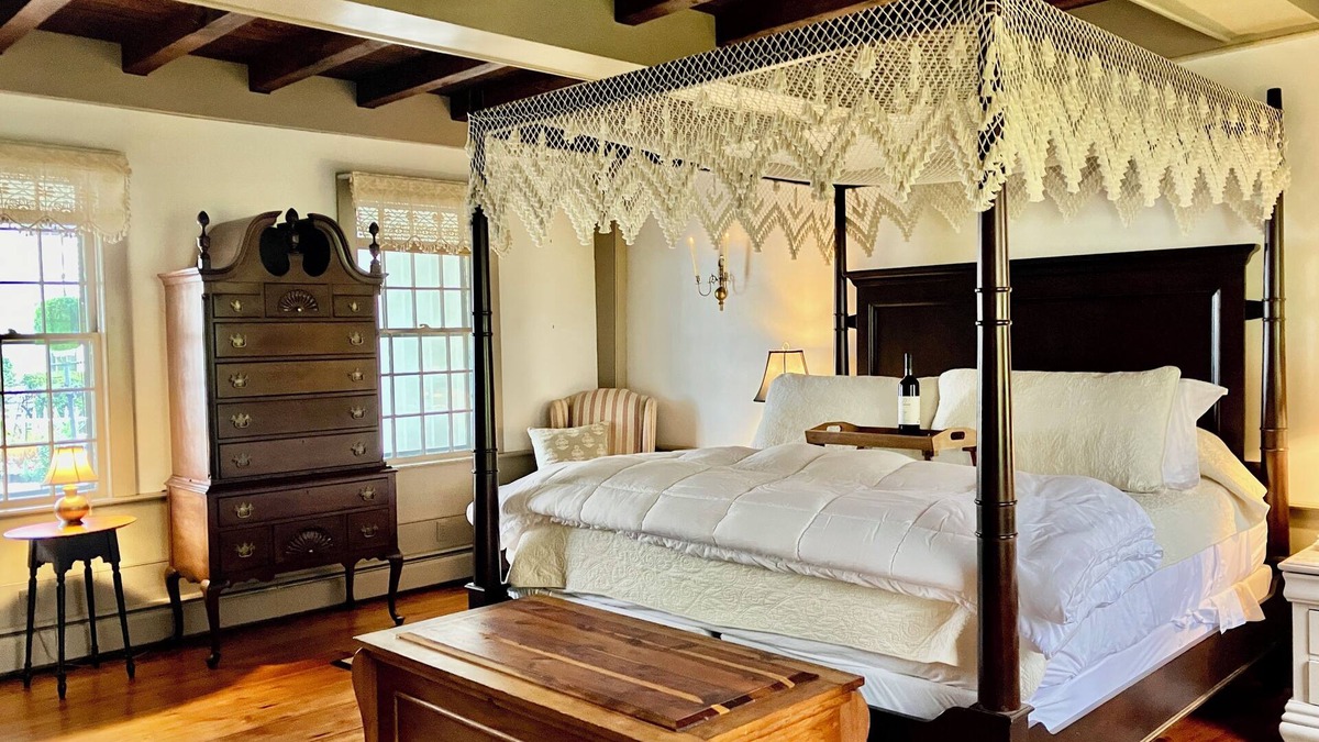 Lisbon Cottage | Romantic, Historic Haskell House near Casinos, Spa, Ocean Beach, Mystic!