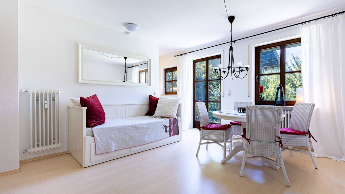 Gmain Apartment | Romantic holiday flat "Alpenliebe" with south terrace and mountain view