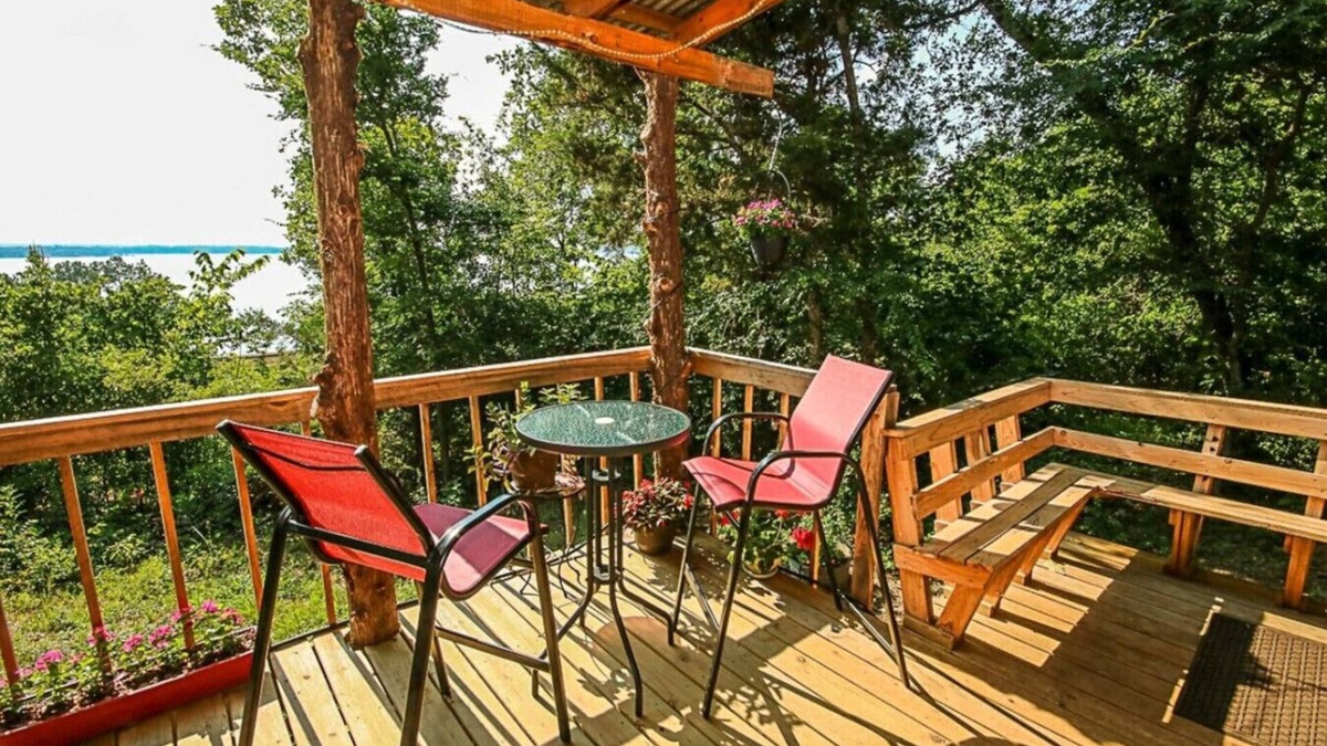 Flint Cabin | Romantic Innisfree Cottage w/Lakeview & Firepit