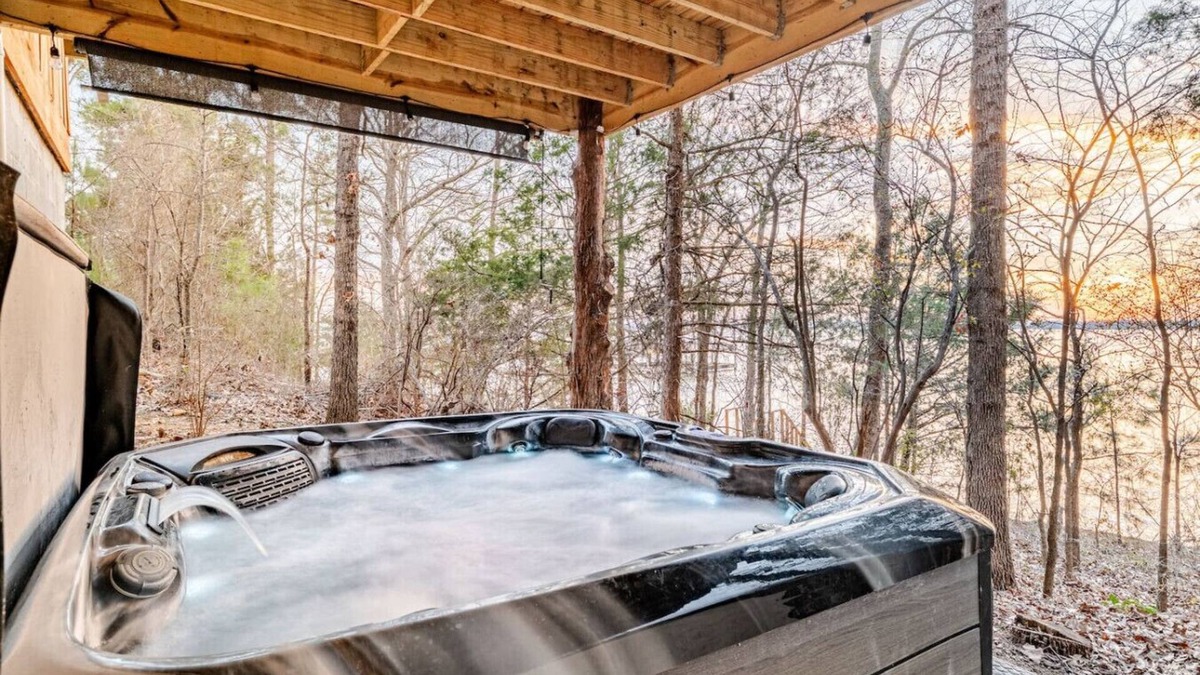 Flint Cabin | Romantic Lakefront Cabin 1BR Pvt Hot Tub & Dock