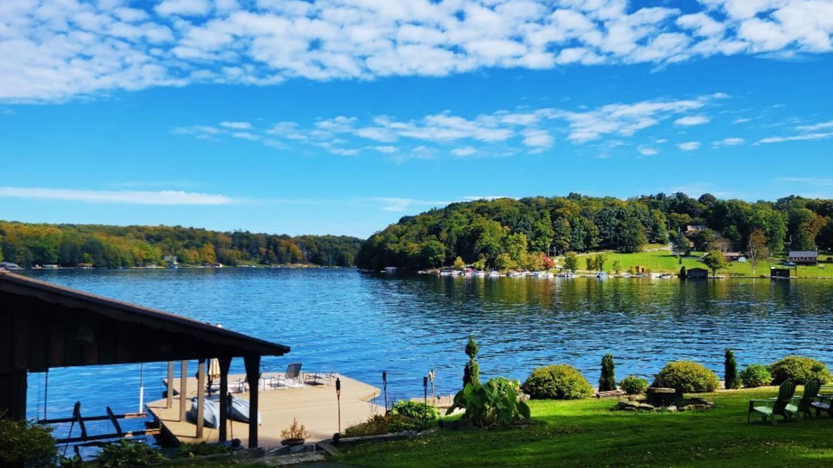 Indian Lake Ski Chalet | Romantic lakefront chalet w/hot tub