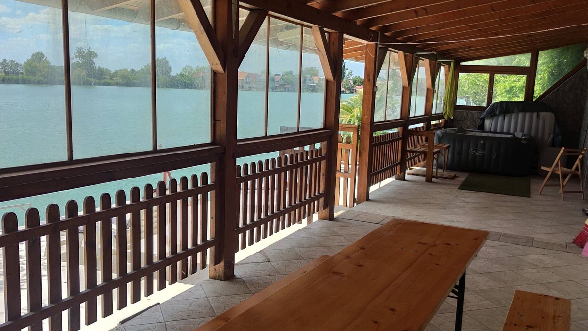 Szigetszentmiklos House | Romantic Lakeside Retreat - Nature, Sport, Near Bp