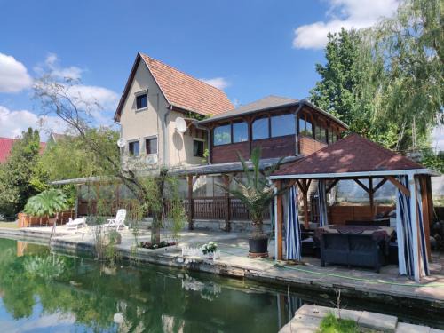 Szigetszentmiklos House | Romantic Lakeside Retreat - Nature Sport near Bp