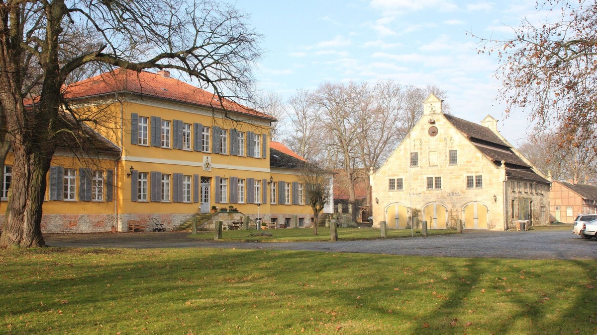 Halberstadt Apartment | Romantic living in the manor house in the middle of Gut Mahndorf park