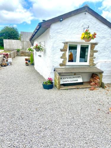 Truro House | Romantic log-burner Cornish Cottage private garden dogs welcome
