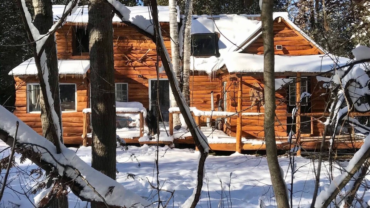 Sutton Cabin | Romantic Log Cabin in the Woods - Hot Tub under the Stars -80 km's from CN Tower