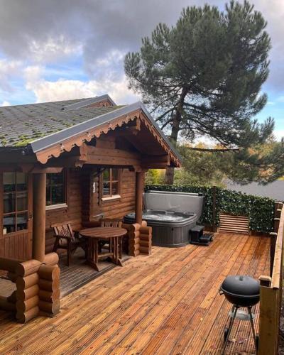 Aymestrey Apartment | Romantic Log Cabin With Hot Tub