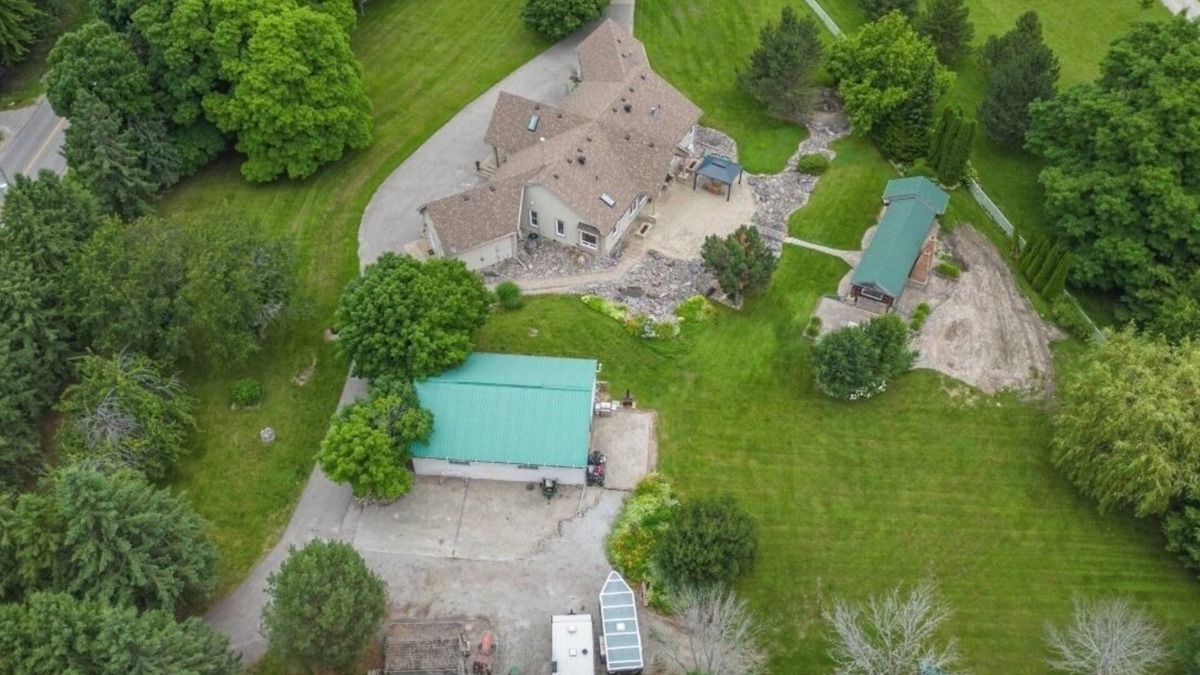 New Tecumseth Apartment | Romantic & Luxurious 2-bedroom Guest House