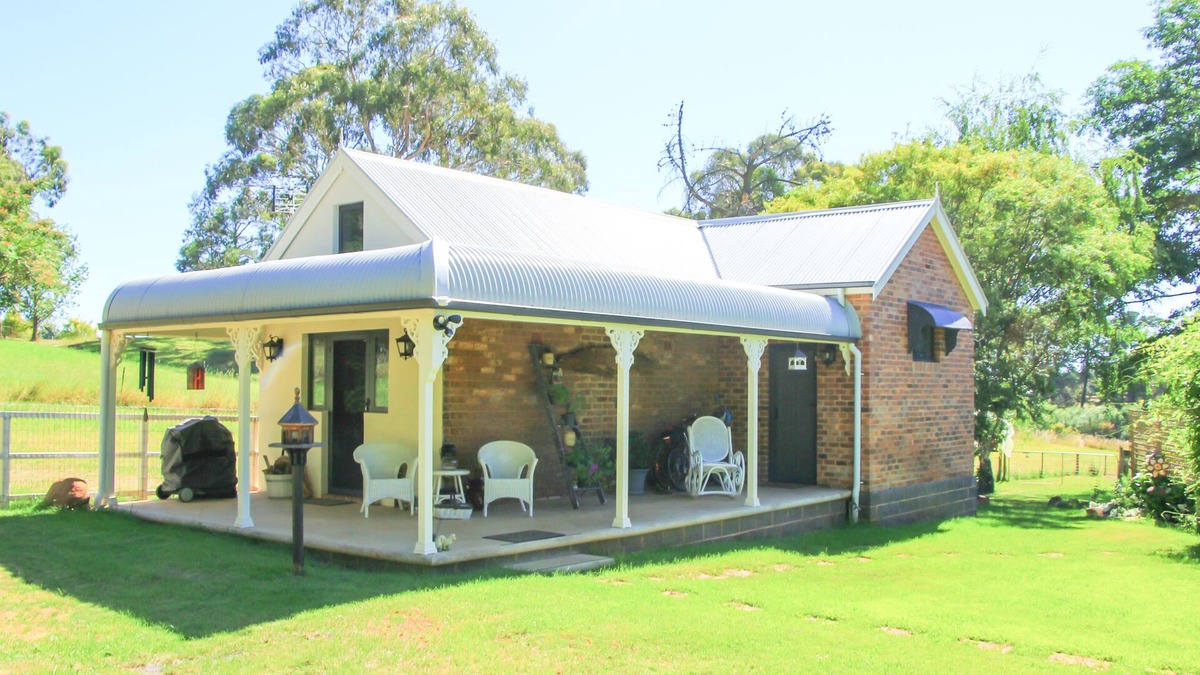 Calare Cottage | Romantic luxury close to town, fine food dining and wineries. EV charger.