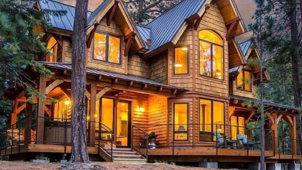 Bend Cabin | Romantic Luxury on Private Lake w/Hot Tub & Amazing Views