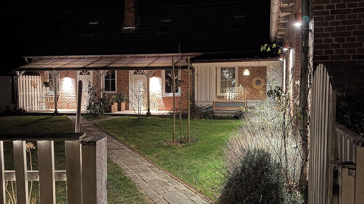 Jork Apartment | Romantic maisonette for 4 - with apple orchard view & box-spring beds