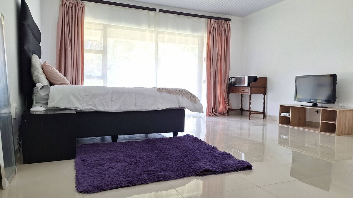Port Edward Apartment | Romantic Massive room/studio 5 min walk to the beach!