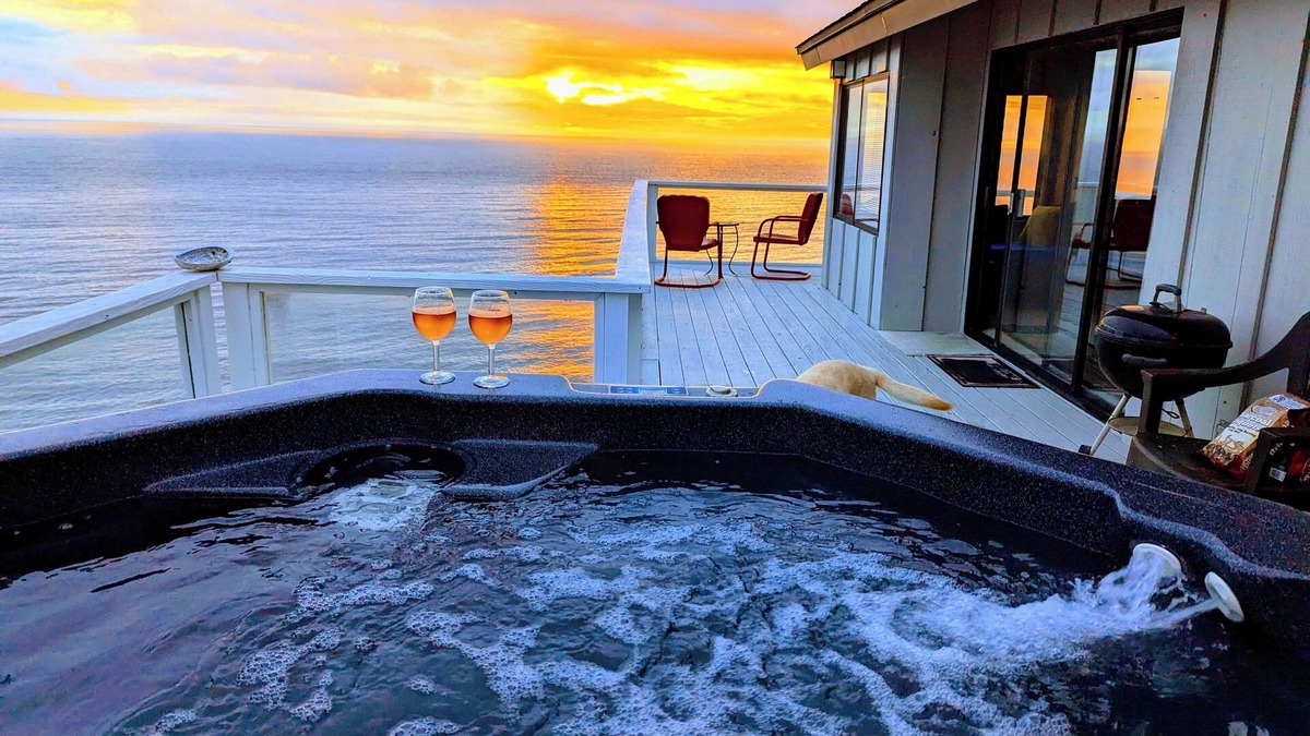 Manchester House | Romantic Ocean Front home, Private Beach Access, Allows Pets, Recently renovated